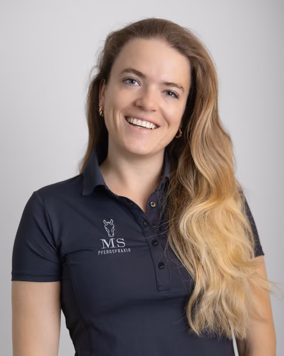 Porträt von Dr. Merit Meier im dunkelblauen Poloshirt der Praxis.