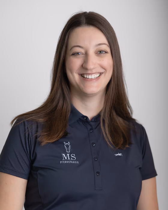 Porträt von Dr. Tamara Stäubli im dunkelblauen Poloshirt der Praxis.